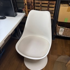 PC用テーブルと椅子の画像