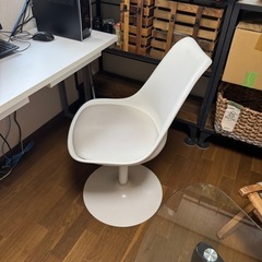 PC用テーブルと椅子の画像