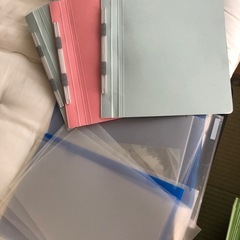 マジック、大量の封筒、クリアファイル
の画像