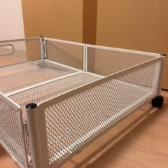 セミダブルベッドフレームと、ベッド下収納カゴの画像
