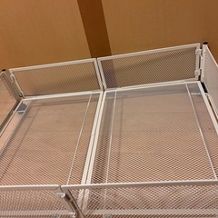 セミダブルベッドフレームと、ベッド下収納カゴの画像