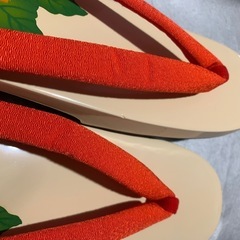 新品　高級　桐下駄　レディス　アイボリー塗り台ひまわり　　鼻緒朱色オレンジの画像