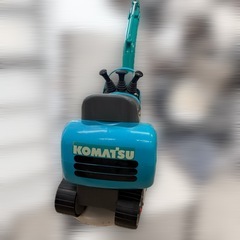KOMATSU コマツ 乗用マイクロショベル PC01 トイコー Toyco 足けり重機 おもちゃ 建機風子供乗り物 電動アーム可動 サウンド付 ヘルメット付属 インテリアにもおすすめの画像
