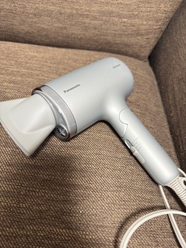 今年の初めに購入した、とても新しい ヘアドライヤー