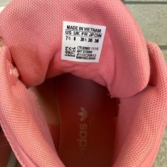 adidasスニーカーの画像