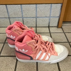 adidasスニーカーの画像