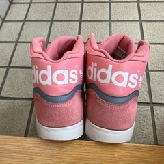 adidasスニーカーの画像