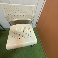 【8脚セット】シンプルなホワイトチェア｜軽量＆使いやすいの画像