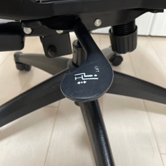 メッシュ張りワークチェア（アームレスト付き）の画像