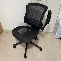 メッシュ張りワークチェア（アームレスト付き）の画像