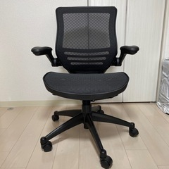 メッシュ張りワークチェア（アームレスト付き）の画像