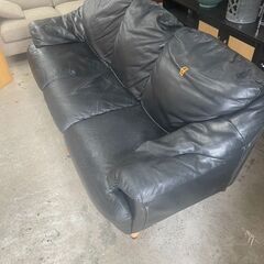 リサイクルショップどりーむ天保山店 No3623 三人掛けソファ　黒　レザー　破れ無しの画像