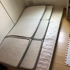 棚とマットレス3枚（無料)の画像