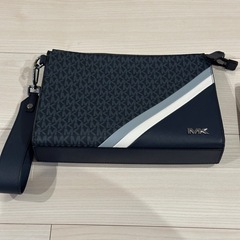 マイケルコース　ネイビークラッチバックの画像