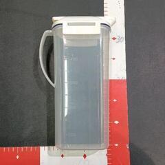 0723-007 プラスチック製冷水ポット　（多少の汚れあり）の画像