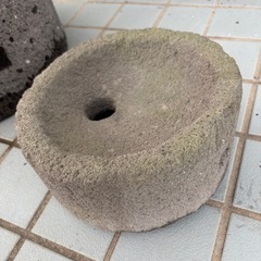 Y0723 石臼　上臼のみ　軽石鉢　庭石　飛び石　インテリアの画像