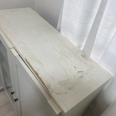 【無料でお譲りします】白いガラス戸のチェスト(ニトリ)の画像