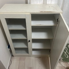 【無料でお譲りします】白いガラス戸のチェスト(ニトリ)の画像