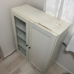 【無料でお譲りします】白いガラス戸のチェスト(ニトリ)の画像