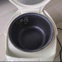 タイガー 炊飯器 3合炊き　JAI-R551　19年製　ホワイト 炊きたての画像
