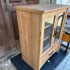 マレーシア製木製収納棚の画像