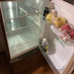 こげ茶色の冷蔵庫の画像