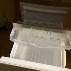 こげ茶色の冷蔵庫の画像