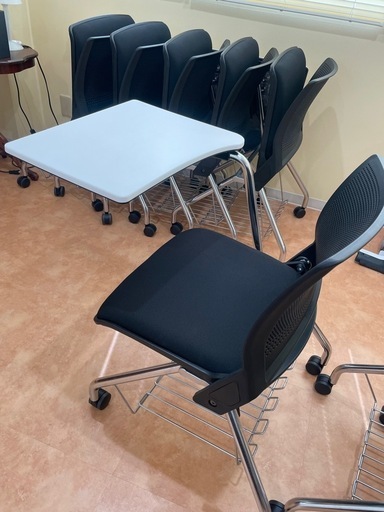 美品　OKAMURA 折り畳みテーブル付き　スタッキングチェアー