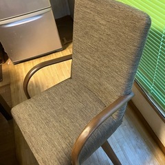 美品　殆ど使っていません360度回転するのにコンパクトで座り心地ち抜群　肘がけ付き回転椅子の画像
