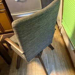 美品　殆ど使っていません360度回転するのにコンパクトで座り心地ち抜群　肘がけ付き回転椅子の画像