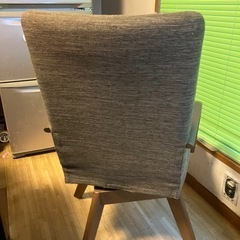 美品　殆ど使っていません360度回転するのにコンパクトで座り心地ち抜群　肘がけ付き回転椅子の画像
