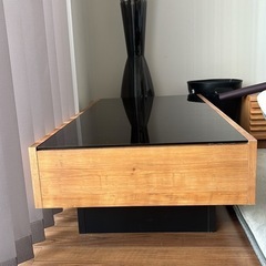 引き出し付きガラステーブルの画像