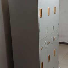 ロッカー　1台5000円　【6枚扉】　すべて鍵付きの画像