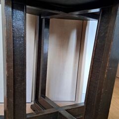 アンティーク丸テーブルの画像