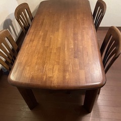 ダイニングテーブルとチェアセットの画像