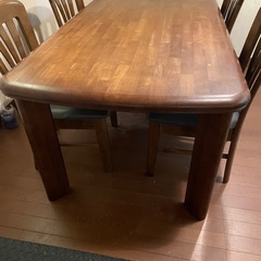 ダイニングテーブルとチェアセットの画像