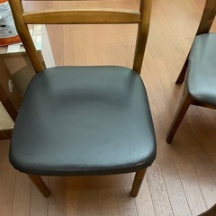 ダイニングテーブルとチェアセットの画像