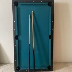 ビリヤード台とボールセットの画像