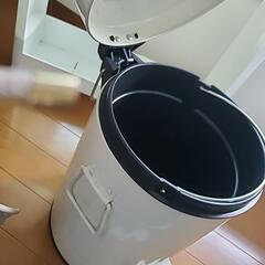 ペダル ブリキ ゴミ箱の画像