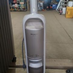 掃除機、オイルヒーター、水入れて冷やす扇風機の画像