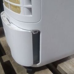 掃除機、オイルヒーター、水入れて冷やす扇風機の画像