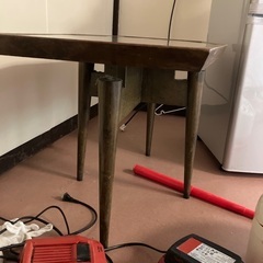 アンティーク調なサイドテーブルの画像