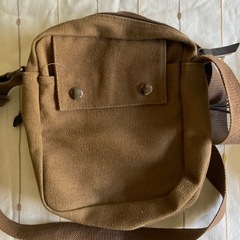 新品未使用小さめショルダーバッグ/ポケット多めの画像