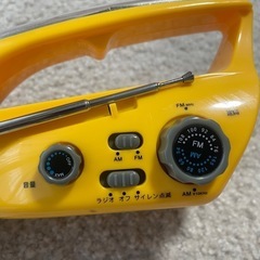 動作確認済み  防災 手回し ラジオ LEDライト ソーラー充電 サイレンの画像