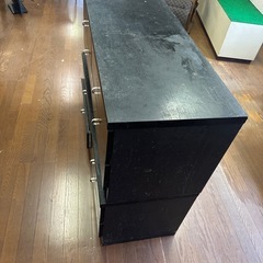 黒い木製タンス 引き出しの画像