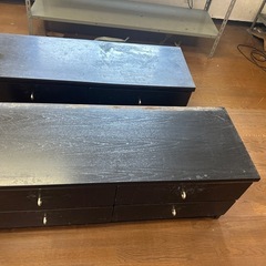 黒い木製タンス 引き出しの画像