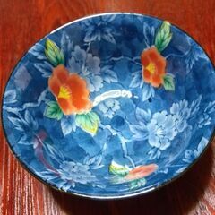 青地に花柄の美しい　少し小さめの丼　ボウル　日本製の画像