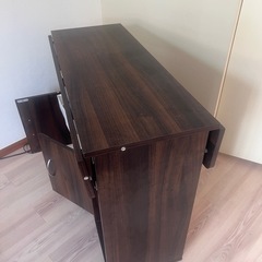 テーブルと椅子のセットの画像