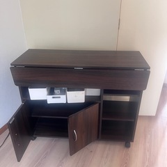 テーブルと椅子のセットの画像