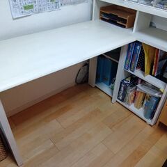 棚付の白い机の画像